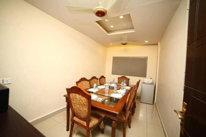 Hira Guest House Карачи Екстериор снимка